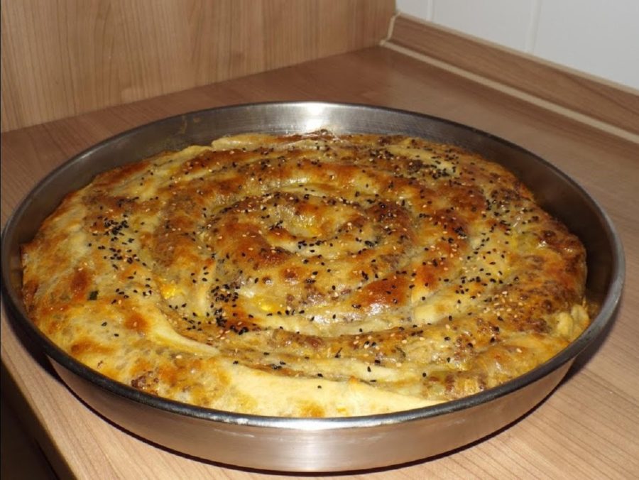 Ideală pentru prânz sau cină – Plăcintă din aluat subțire și umplutură gustoasă din carne tocată