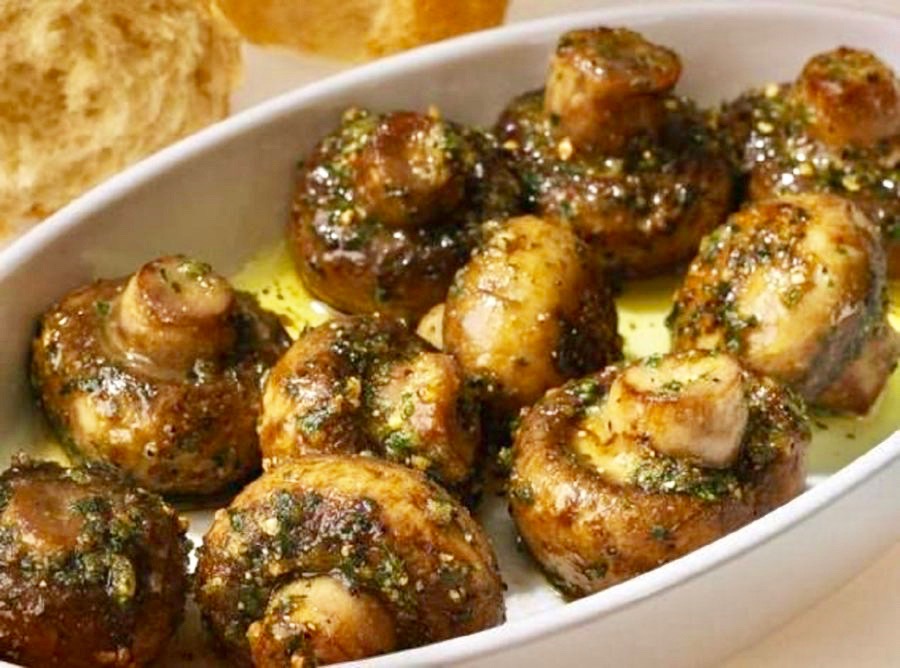 Ciupercuțe la cuptor – Cea mai simplă și gustoasă rețetă, din 800g ciuperci, 4 căței de usturoi, sare, piper, ulei și oțet