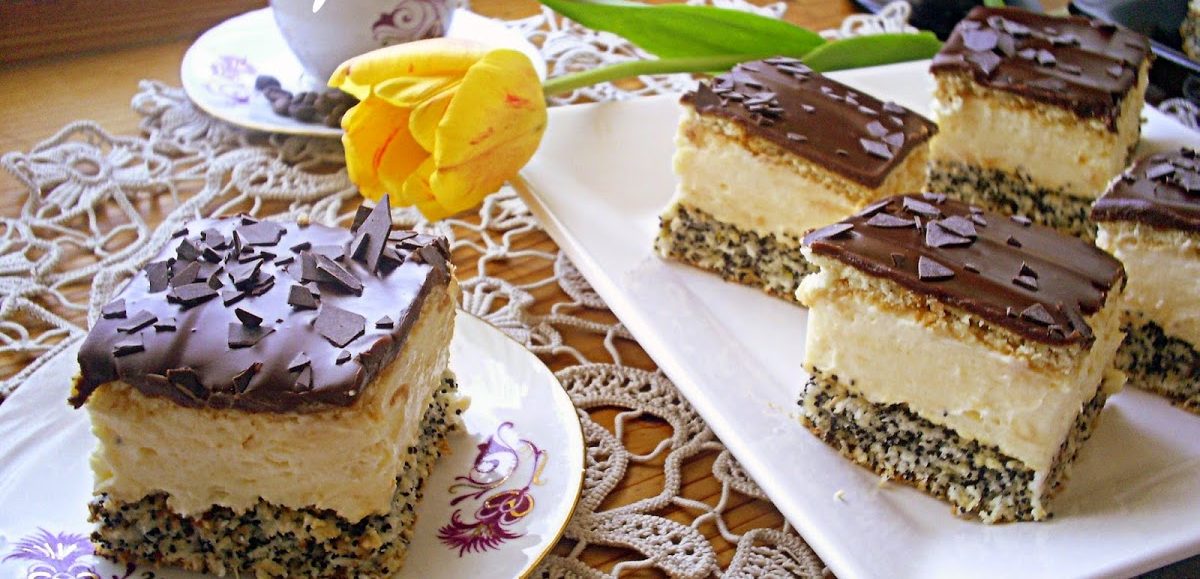 Prăjitura Tosca – Prăjitură cu blat pufos de mac și cocos, cremă de vanilie, biscuiți însiropați și glazură de ciocolată