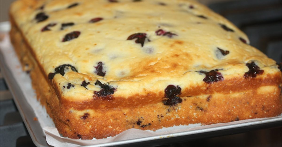 Prăjitură fină și aromată cu brânză dulce – Se prepară din 3 linguri făină, 5 linguri zahăr, 400g brânză, 190g iaurt, 3 linguri griș și…