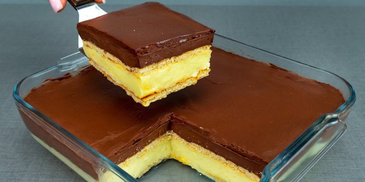 Prăjitură fără coacere – Prăjitură cu biscuiți, 2 creme și glazură