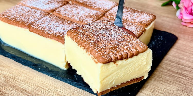 Prăjitură cu cremă de iaurt și biscuiți, fără coacere