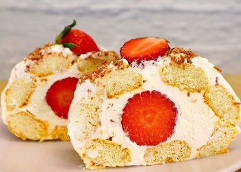 Ruladă rapidă cu mascarpone și căpșuni