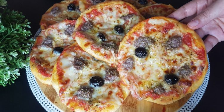 Mini pizza simple și gustoase, cu carne tocată, brânză și măsline