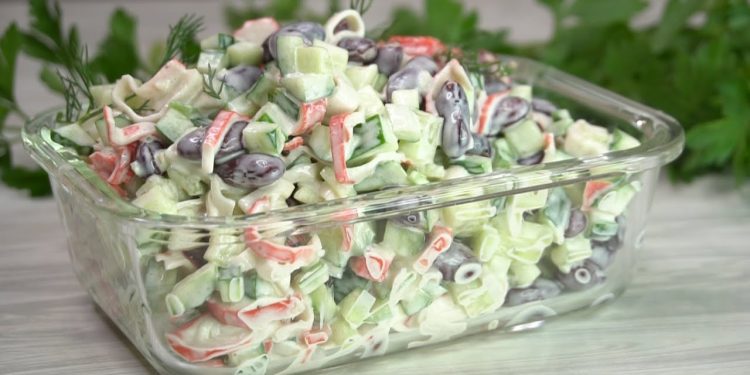 Salată cu surimi, fasole roșie și castraveți, cu maioneză de casă