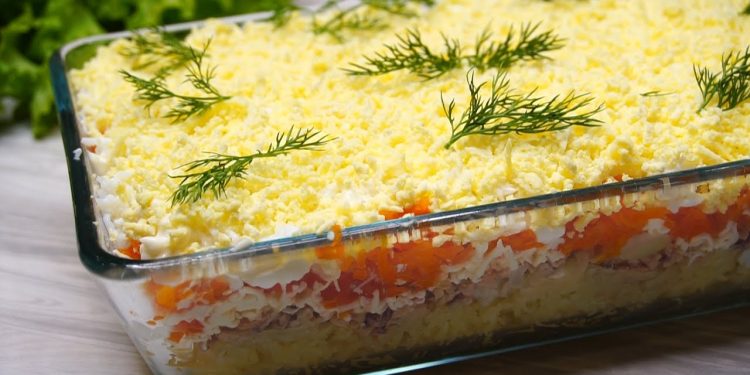 Salată Mimosa cu pește, ouă, morcovi și cartofi