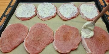 Friptură fragedă la cuptor cu cartofi aurii, usturoi și cașcaval
