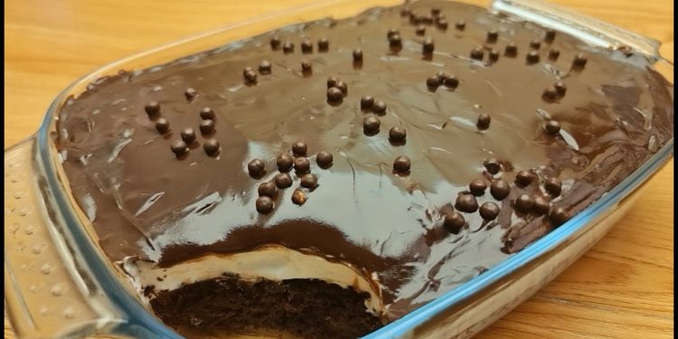 Prăjitură Brownie cu ciocolată și frișcă