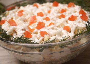 Salată de pește cu ouă și ceapă