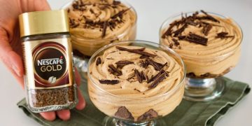 Desert la pahar cu cremă de cafea și frișcă