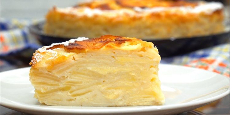 Prăjitură cremoasă cu felii subțiri de mere
