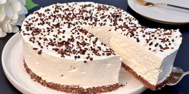 Tort fără coacere cu napolitane de ciocolată și cremă fină