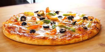 Pizza rapidă fără drojdie, la tigaie