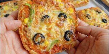 Mini pizza pe felii de pâine – Mini pizza cu ton, porumb și mozzarella
