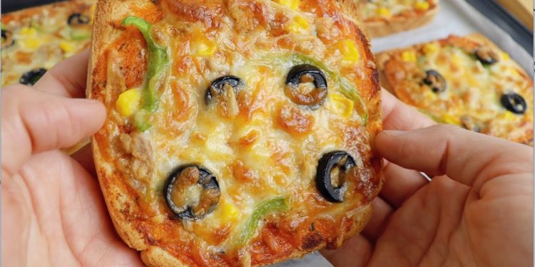 Mini pizza pe felii de pâine – Mini pizza cu ton, porumb și mozzarella