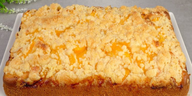 Prăjitură pufoasă cu piersici și crumble