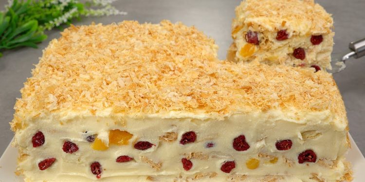 Tort Napoleon cu cremă de vanilie, caise uscate și merișoare