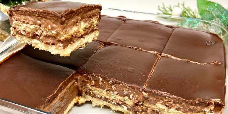 Prăjitură fără coacere cu biscuiți, cremă de cacao și glazură de ciocolată