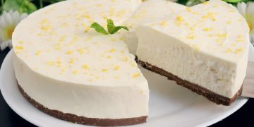 Tort fără coacere cu napolitane de ciocolată și cremă fină