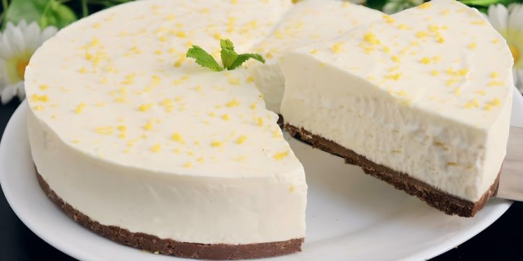 Tort fără coacere cu napolitane de ciocolată și cremă fină