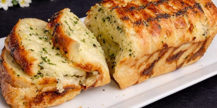 Pâine pufoasă cu usturoi, pătrunjel și mozzarella