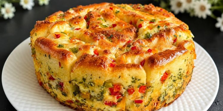 Pâine pufoasă în spirală cu usturoi, brânză și ardei