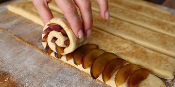 Melci pufoși cu prune și topping sfărâmicios