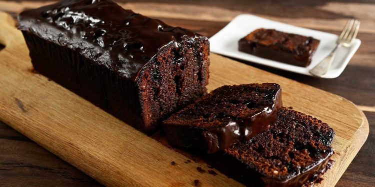 Chec de ciocolată cu gem de coacăze și ganache – O nebunie, priviți cum arată!